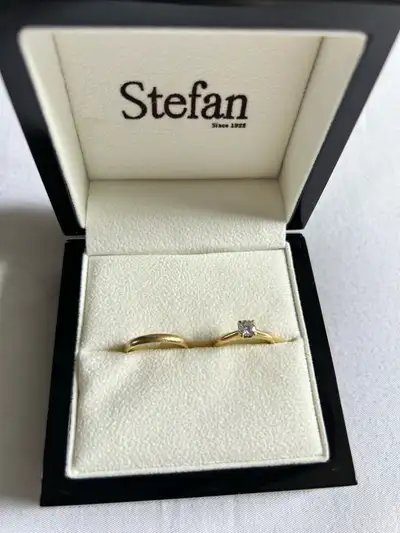 18k gold Engagement Ring & Wedding Band, View more