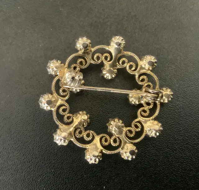 Textured Gold Tone & Faux Cream Pearls Round Wreath Brooch Scarf in Jewellery & Watches in City of Montréal - Image 3