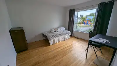 Nice furnished student rooms walk to Queen's available Jan.1, 2026. - For Queen's students only. - F...