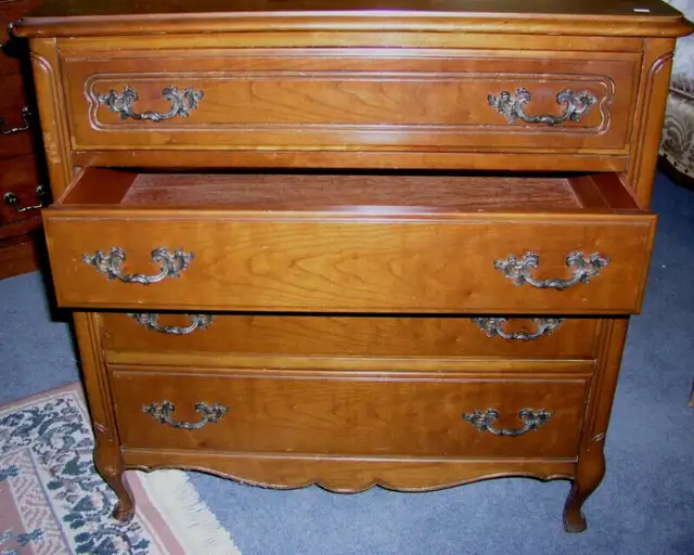 HUTCH   Cherry wood in Hutches & Display Cabinets in Kawartha Lakes - Image 2