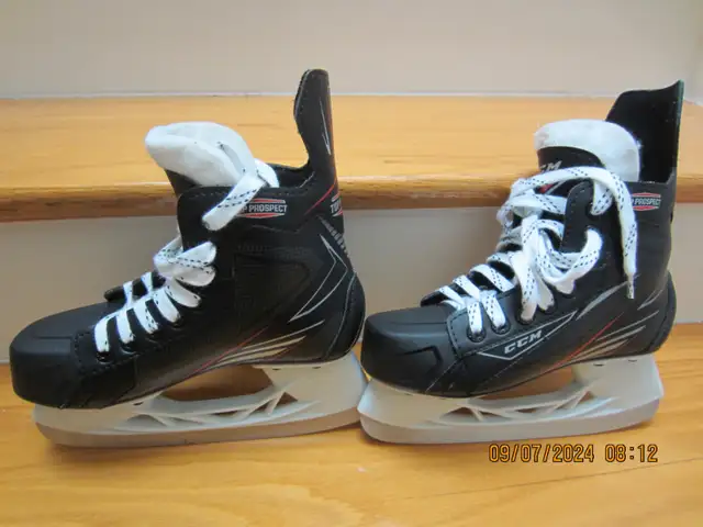 Patins à glace hockey CCM Top Prospect  enfant grandeur 2-D in Skates & Blades in City of Montréal - Image 3