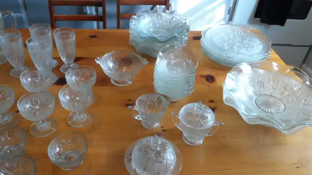VINTAGE IRIS AND HERRINGBONE DINNERWARE in Arts & Collectibles in Markham / York Region - Image 2