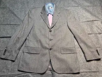 This is a stylish, used Nautica blazer for men, size 40S, crafted from 100% wool with a sophisticate...