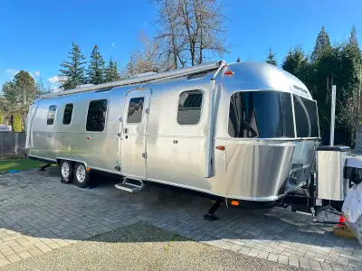 Including extra upgrades paid over $20,000 USD, show on the pictures. Only 400km. Used for 2 days, p...