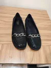 Women's Vionic Ortha-heel Flats/Loafers!  Size 9