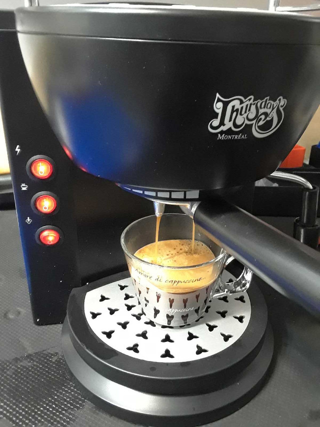 THURSDAY BAR dans Machines à café  à Ville de Montréal