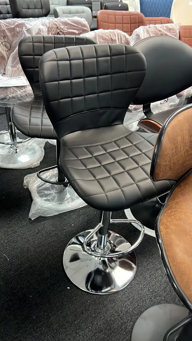 lots of bar stools in Chairs & Recliners in Markham / York Region - Image 5