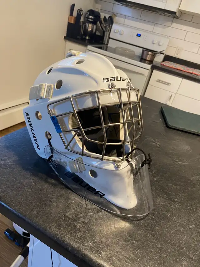 Complete Senior Ice Hockey Goaltender CCM Set in Hockey in London - Image 3