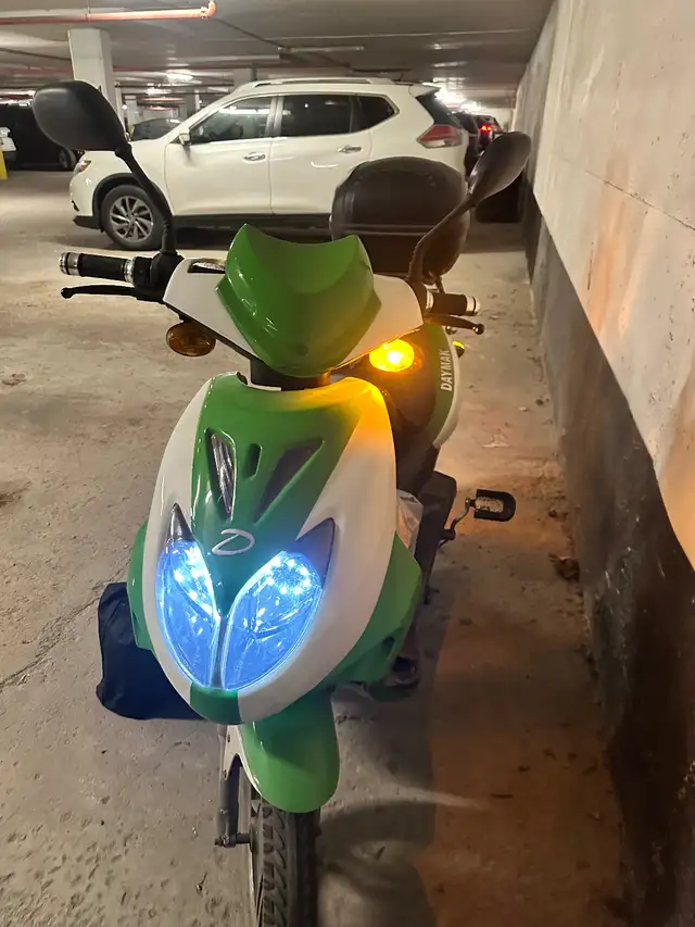 Daymak e-bike very good running condition . in Scooters & Pocket Bikes in Mississauga / Peel Region - Image 6