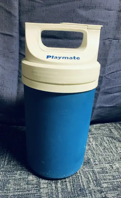 Igloo Playmate 2L cooler! This cooler has a classic design and is perfect for picnics, sporting even...