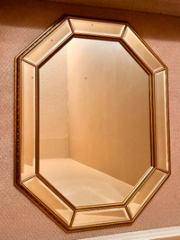 Decorative mirror with bevelled border