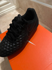 Nike Soccer Shoes - Jr FG/MG - size 4