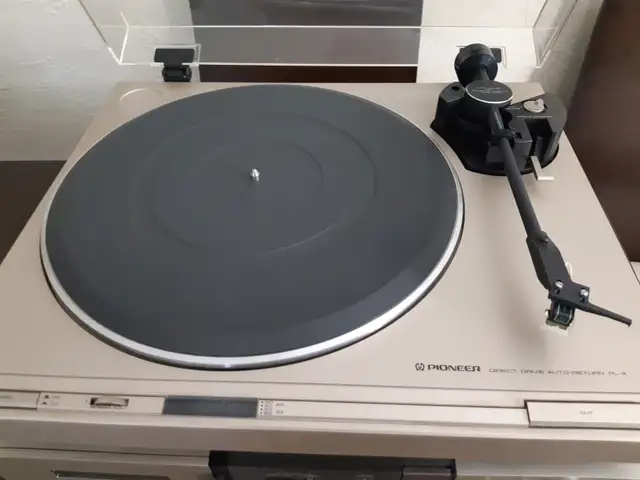 Pioneer Turntable  PL-4  in great working condition in General Electronics in Oshawa / Durham Region - Image 2