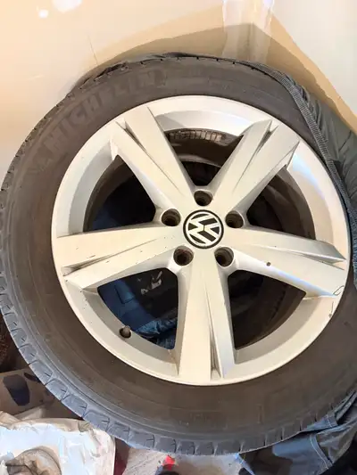 215/55r17 94H Michellin defender summer tires with rims . Rims are OEM . Previously these tires and...