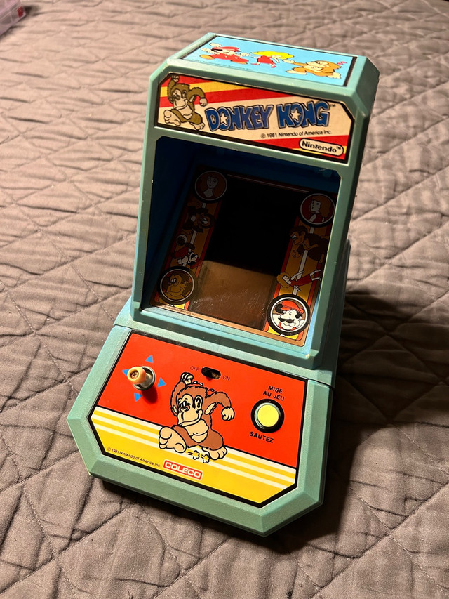 Vintage 1981 Donkey Kong Nintendo Coleco Tabletop Mini Arcade in Older Generation in Oshawa / Durham Region