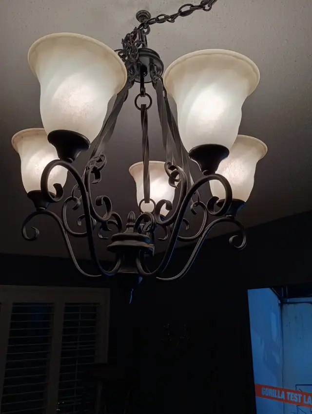Light Fixture - Chandelier in Indoor Lighting & Fans in Kitchener / Waterloo - Image 7