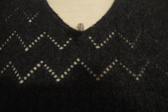 The Limited Women's Knit V Neck Black/Grey Sweater Size Small in Women's - Tops & Outerwear in Markham / York Region - Image 2