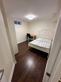 Newly renovated bedroom near utsc and centennial