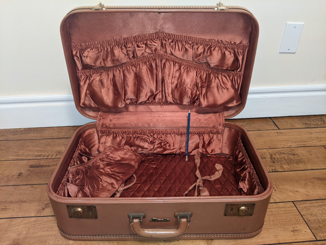 Vintage suitcase (Carson Travelite) | Arts & Collectibles | Barrie | Kijiji