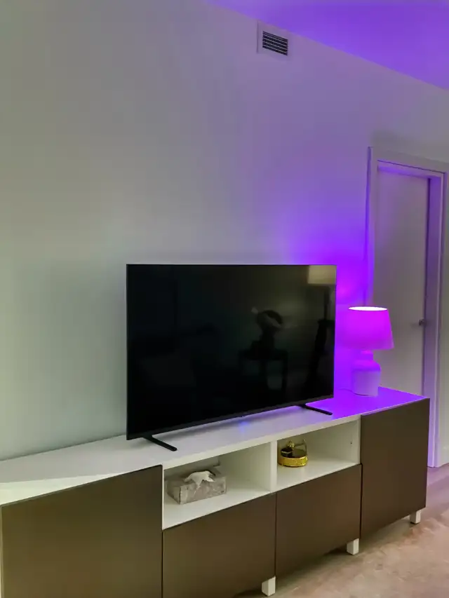 55” 4K UHD QLED Smart TV – Excellent condition (1 year used) in TVs in City of Montréal - Image 4