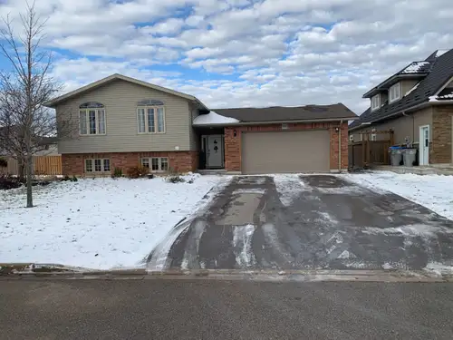 2 Bedroom Lower Floor of House - Mitchell Two bedroom, 1 full bath plus laundry on lower floor of ne...