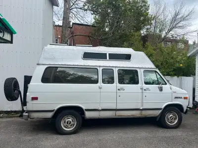 Chevrolet SportVan 1993. En très bon état. Presque pas de rouille. 290 000 KM 20 000$ 100% de l’arge...