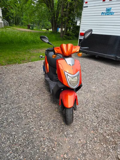 Scootet pgo t-rex 2009 50cc.les pneus sont neuf,la batterie et les clignotant aussi.tout fonctionne...