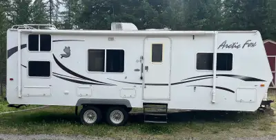 Bumper pull, dry weight 6335 lbs, 28.7' total length, Queen bedroom, 4 season insulated, Jack n Jill...