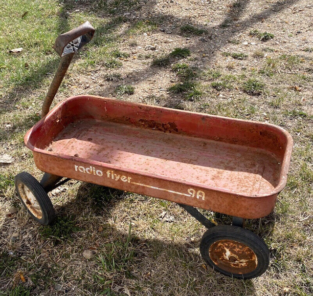 VINTAGE - 1 LARGE, 1 MEDIUM SIZE RADIO FLYER WAGONS FOR SALE in Arts & Collectibles in Saskatoon - Image 3