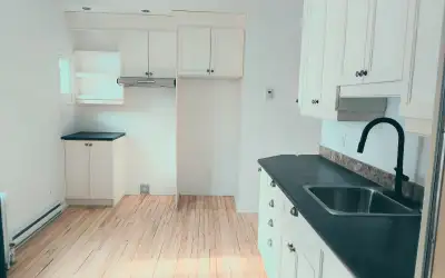 Logement 3 1/2 de bonne dimension, dans un immeuble tranquille de trois logements. Situé dans le qua...