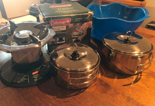 Camping set (propane stove, two pots, 1 plastic bowl, 2 plates) dans BBQ et cuisine en plein air  à Longueuil/Rive Sud - Image 3