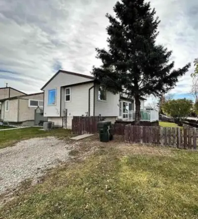 3 bedroom house for rent in Devon AB, Move in Aug 1 or Aug 15.
