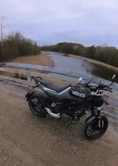 Selling my 2020 Husqvarna Svartpilen 401 – a lightweight urban scrambler with only 9,500 km on it. F...