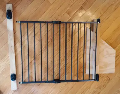Brica extendable gate 28" tall, 24-42" wide I used it on the bottom of the stairs. I have it attache...