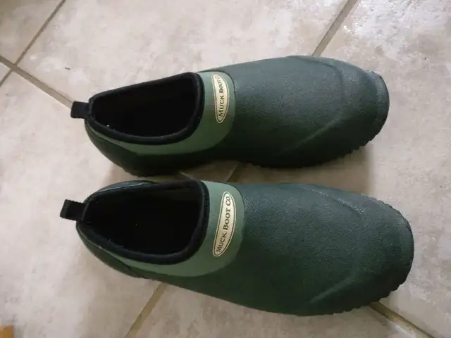 Muck Boot Shoes Size 4/4.5 in Kids & Youth in Calgary - Image 3