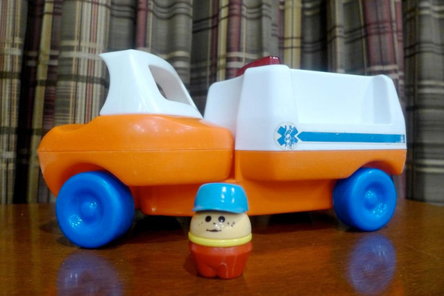 Ambulance et figurine Vintage 1985 Little Tikes 30$ dans Jouets et jeux  à Laval/Rive Nord - Image 3