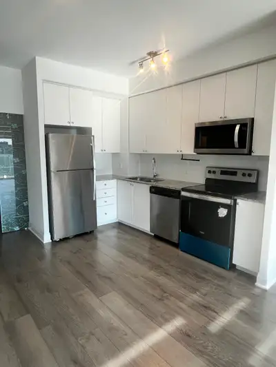 Enjoy breathtaking west views of the Toronto skyline from this top-floor unit with a 9-foot ceiling...