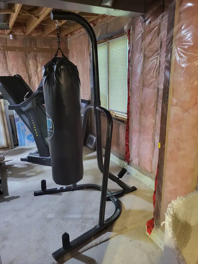 100 LB ROUND ONE TKO HEAVY BAG + STAND + HAYABUSA MMA GLOVES in Exercise Equipment in London - Image 3