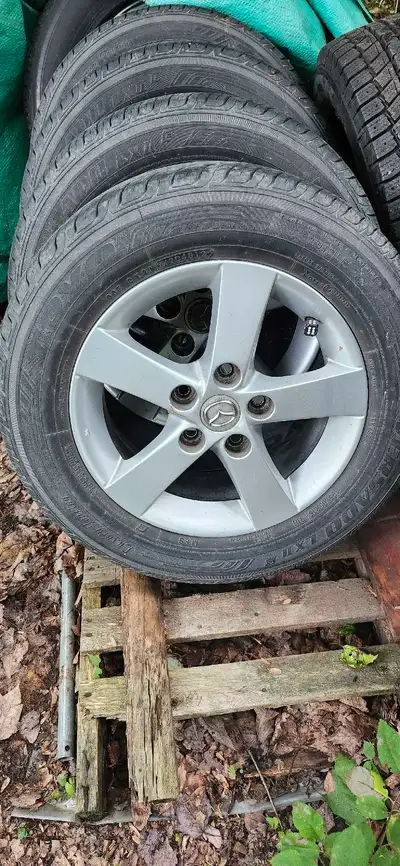 4 PNEUS D’ÉTÉ 195-65-15 AVEC MAGS 114.3 MM . LES PNEUS SONT BON POUR FAIRE 1-2 ÉTÉS SELON LE KILOMÉT...