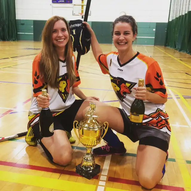 2 Joueuses de Hockey Cosom Balle Blanche Recherchées Ligue Mixte in Sports Teams in City of Montréal - Image 3