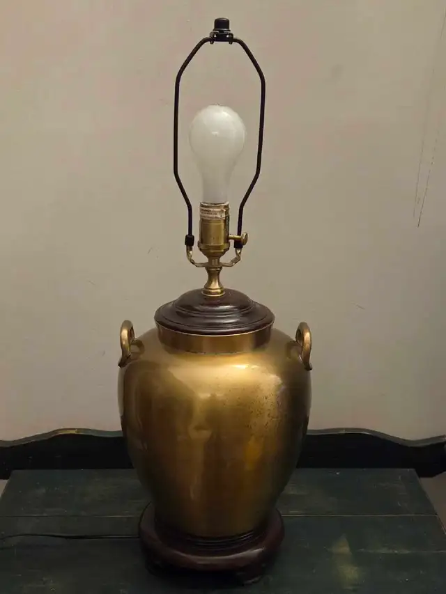 Vintage Wildwood brass table lamp (USA) in Indoor Lighting & Fans in City of Toronto - Image 4