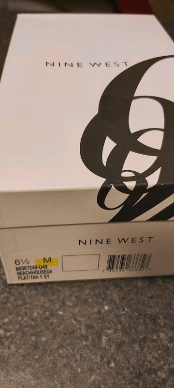 Nine west Sandals a talon wedge en cuire n champagne beige  dans Femmes - Chaussures  à Ville de Montréal - Image 4