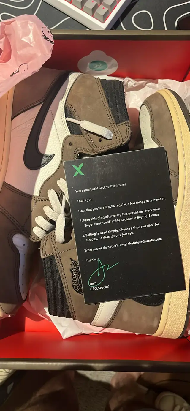 Air jordan 1 Travis Scott 9,5 Used in Men's Shoes in Lévis - Image 6