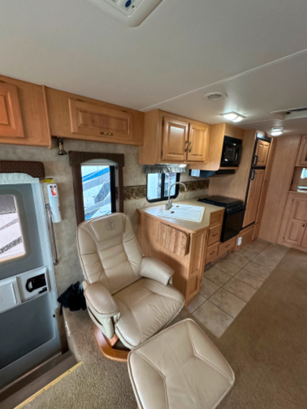 2006 Challenger 348 Excellent Condition in RVs & Motorhomes in Nanaimo - Image 2