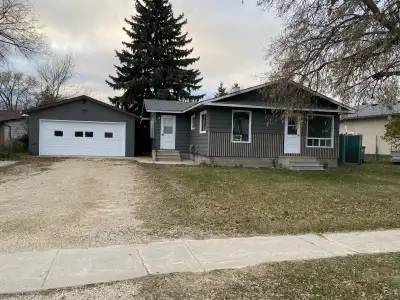 House for rent in Ste Anne MB. 2 bedrooms one bathroom upstairs and 2 rooms one bathroom in the base...