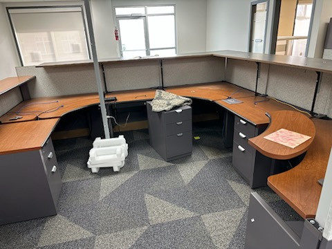 Office Furniture in Desks in Grande Prairie - Image 3