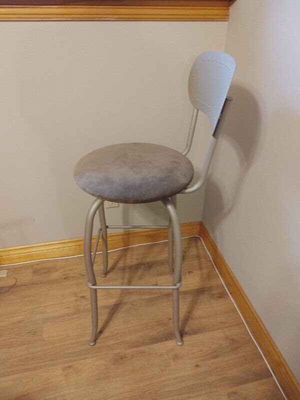 Barstool that swivels in Chairs & Recliners in Bedford - Image 2