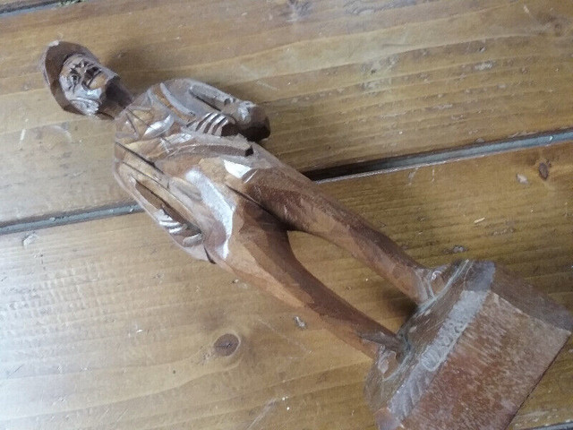 Sculpture en bois d'un homme par Caron à vendre in Arts & Collectibles in Lévis - Image 2