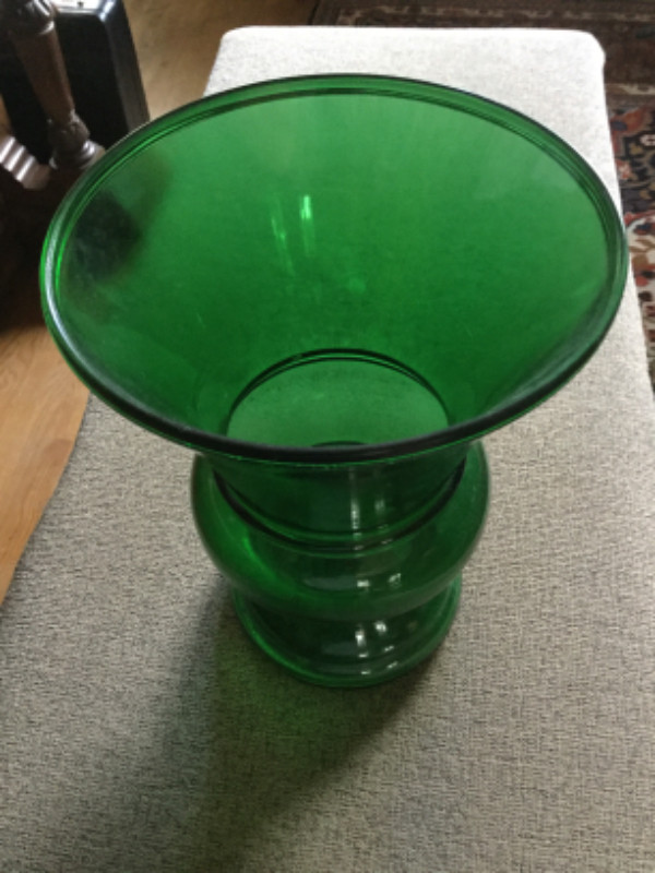 Mid century green glass vase in Arts & Collectibles in City of Toronto - Image 4