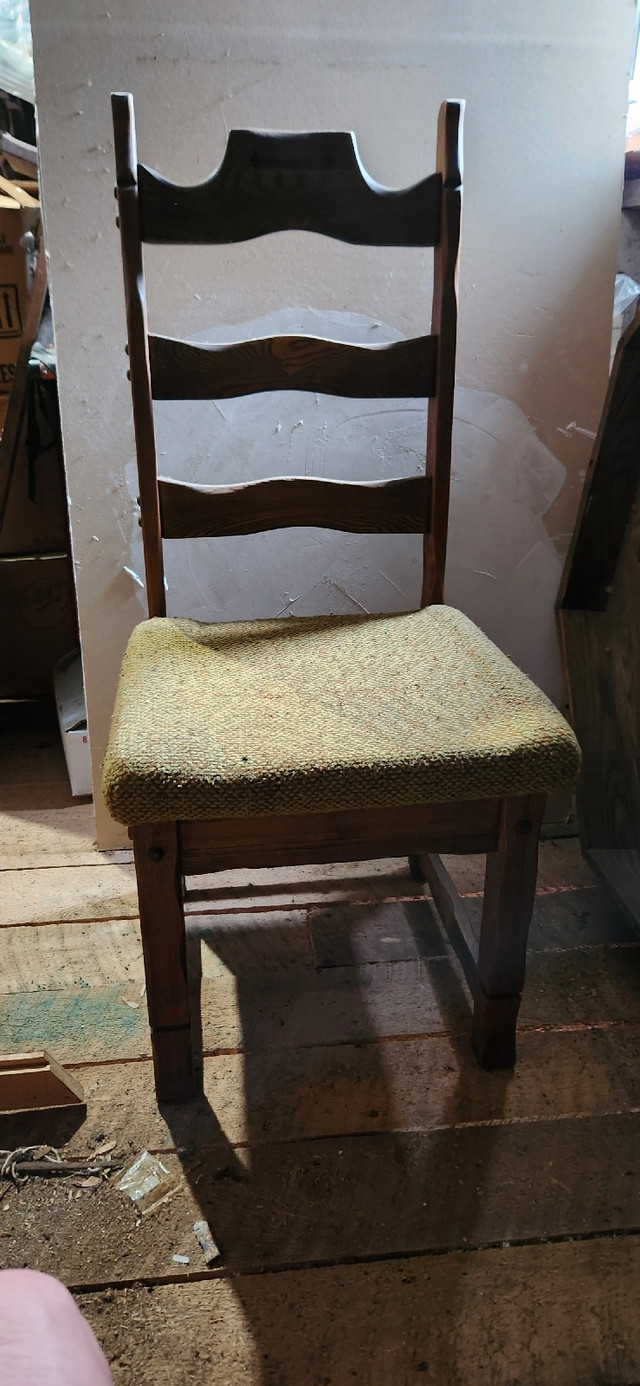 Table à manger et 4 chaises en bois dans Mobilier de salle à manger et cuisine  à Thetford Mines - Image 2
